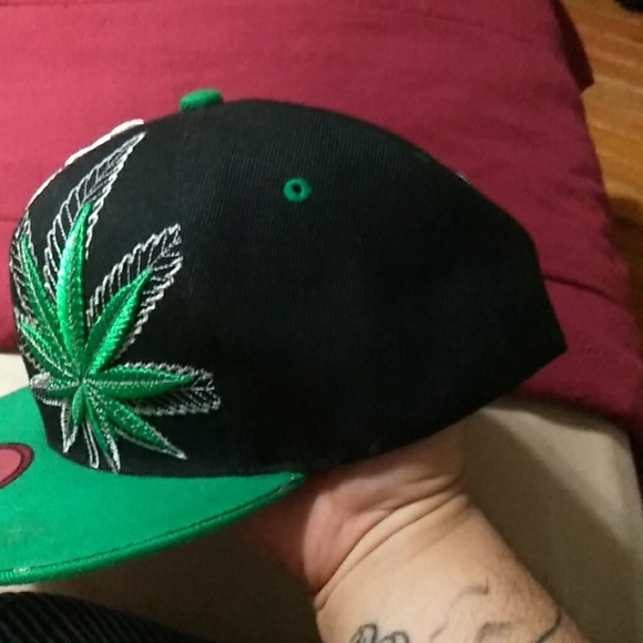 Hi this is a snapback perfect condition never worn - Picture 4 of 5